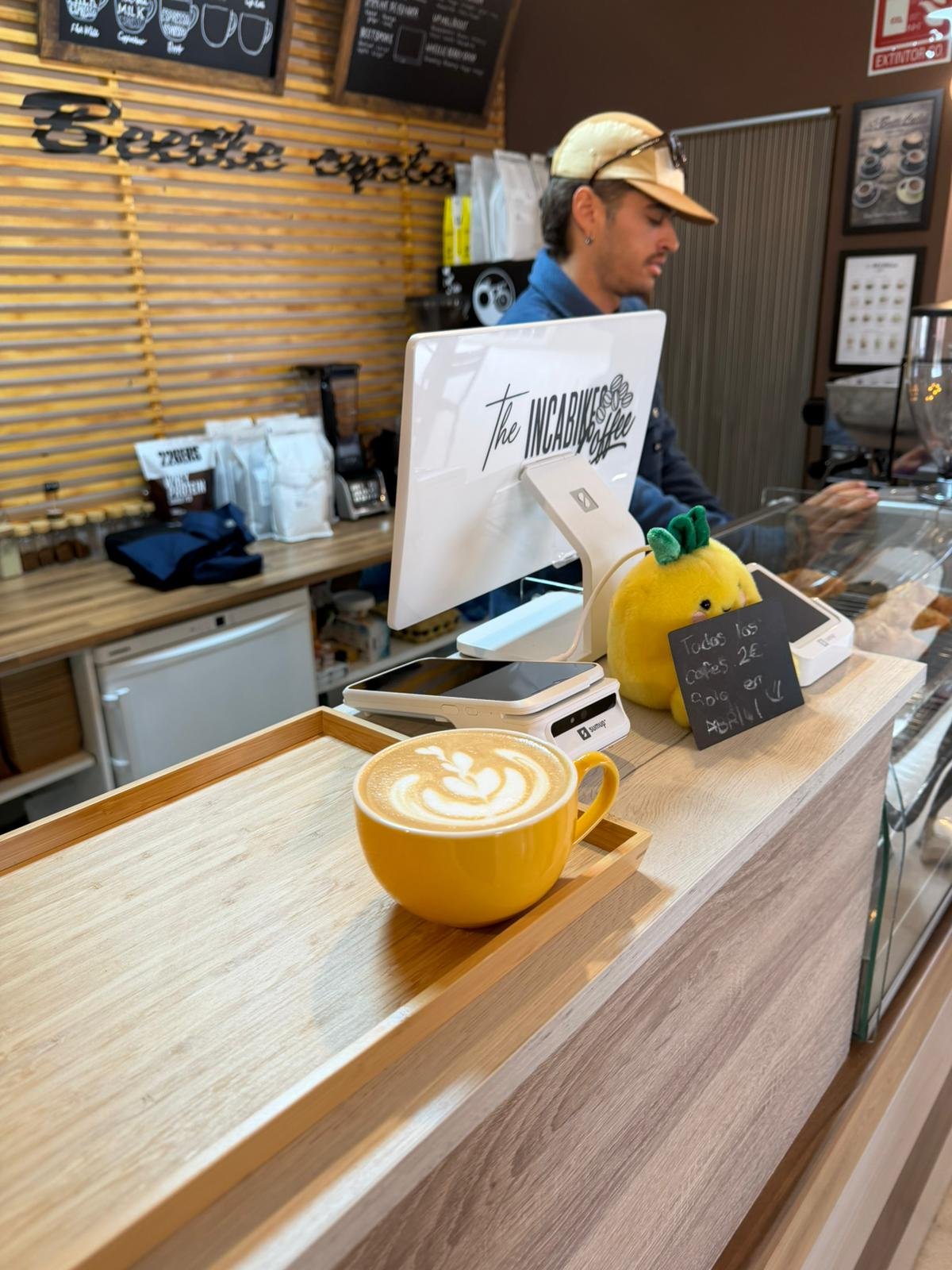 Barra y cafe de INCA Bikes Coffee