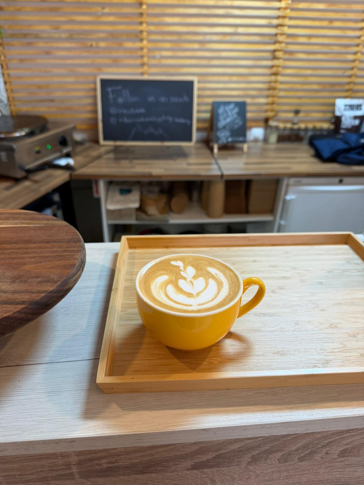 Detalle de cafe servido en bandeja